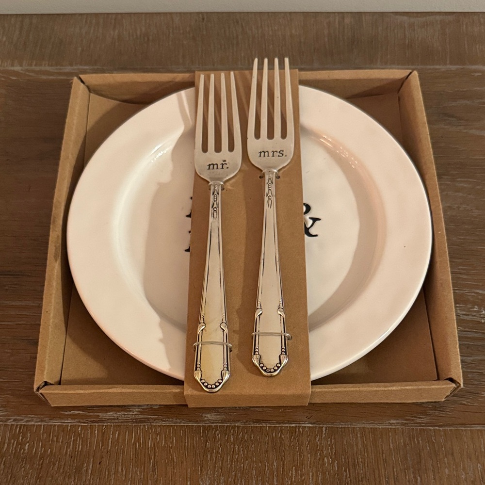 Mr. & Mrs. Plate with Matching Forks - Picture 3 of 4